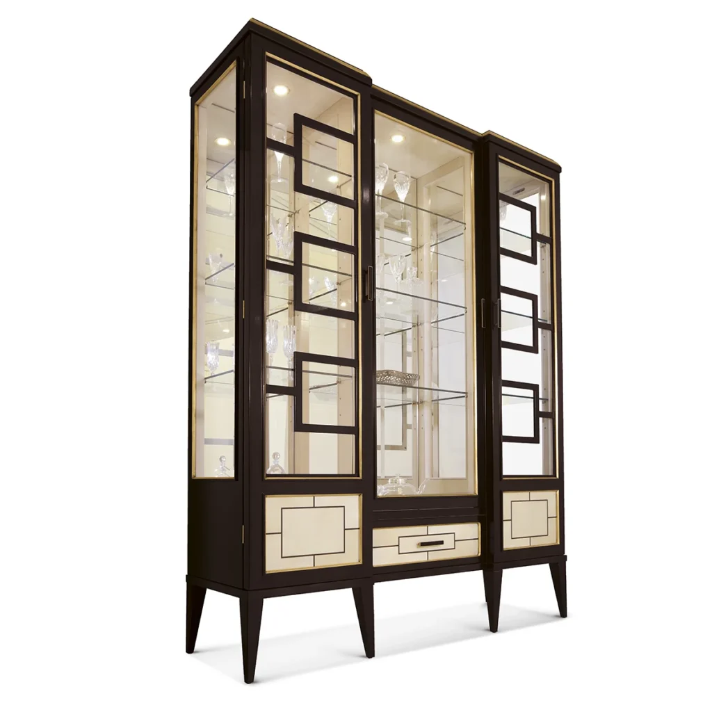 Vetrina di design artigianale in legno scuro e vetro, ideale per esporre collezioni con stile elegante e moderno.