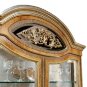 Handgefertigter italienischer Holzschrank mit Glastüren – ein elegantes Einrichtungselement für luxuriöse Villen und Paläste.