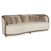 Luxuriöses italienisches Sofa mit geschwungener Form, weichen Kissen und exklusivem Design – gefertigt für Eleganz in modernen Wohnzimmern.
