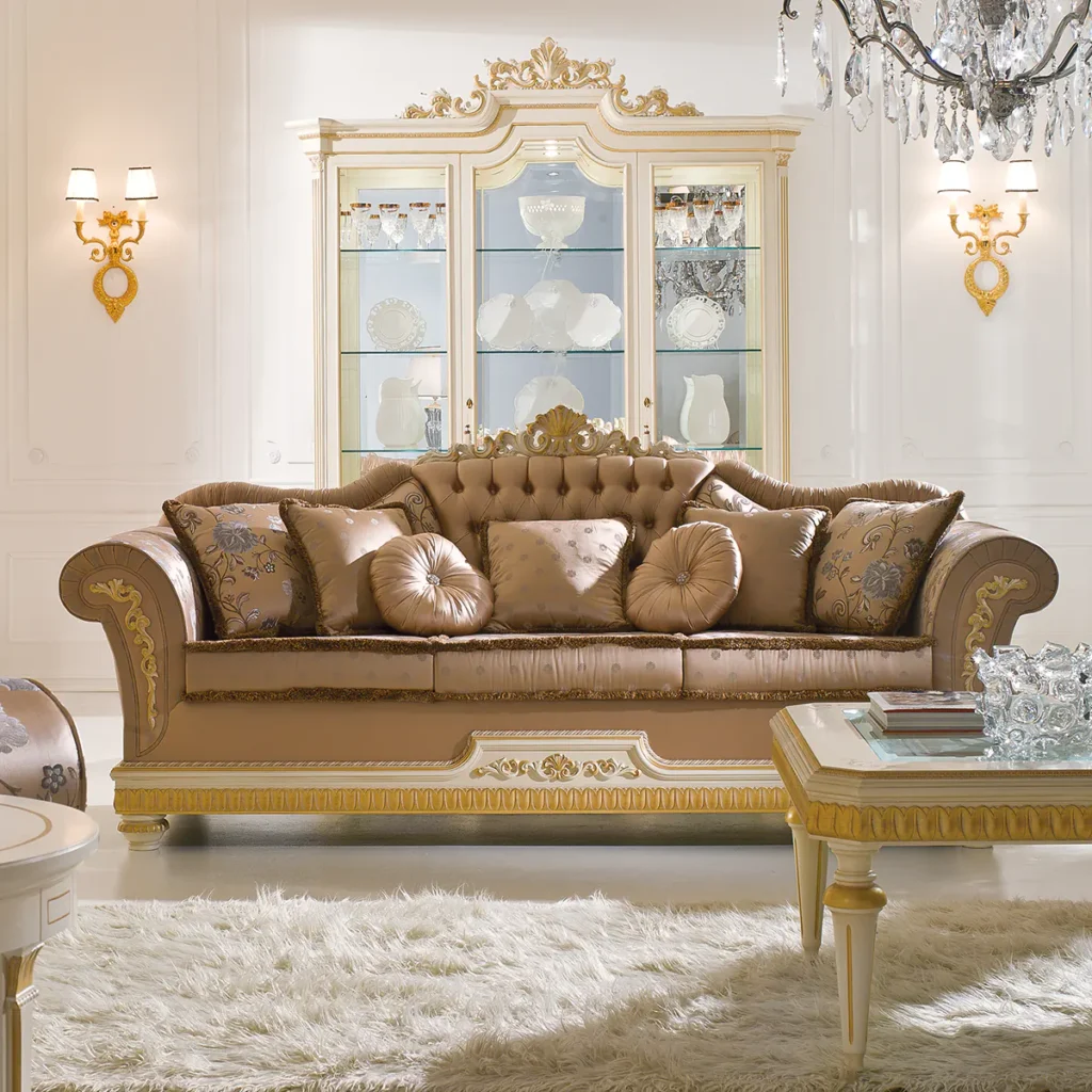 Divano lussuoso in soggiorno elegante con mobili artigianali italiani e decorazioni dorate raffinati.