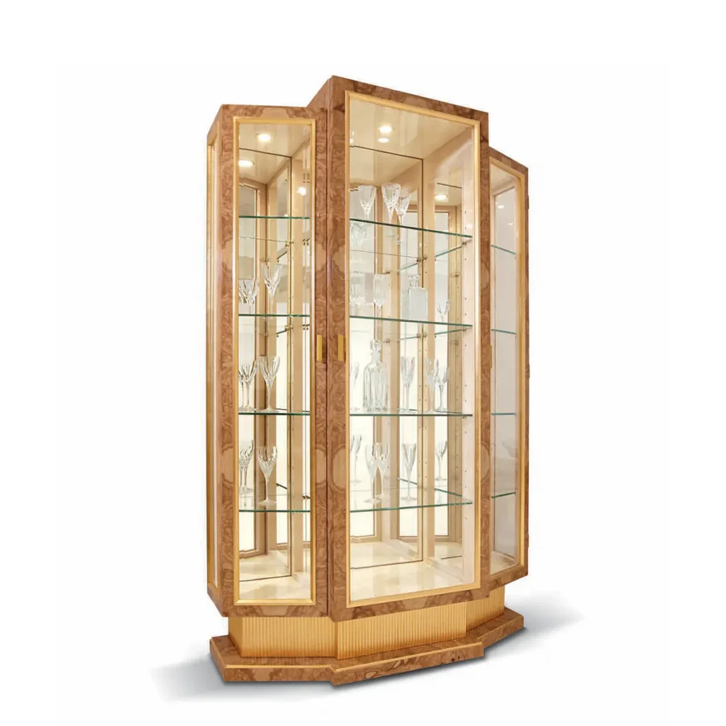 Vetrina angolare in legno con vetro: mobili artigianali di design per la casa, eleganza e funzionalità su misura.