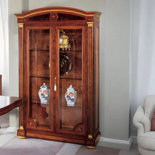 Vetrina artigianale in legno di lusso, design classico con dettagli dorati, perfetta per interni eleganti e raffinati.
