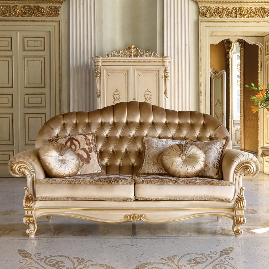 Divano di lusso in legno e tessuti preziosi, design sofisticato per un soggiorno elegante e raffinato. Fabbrica di qualità.