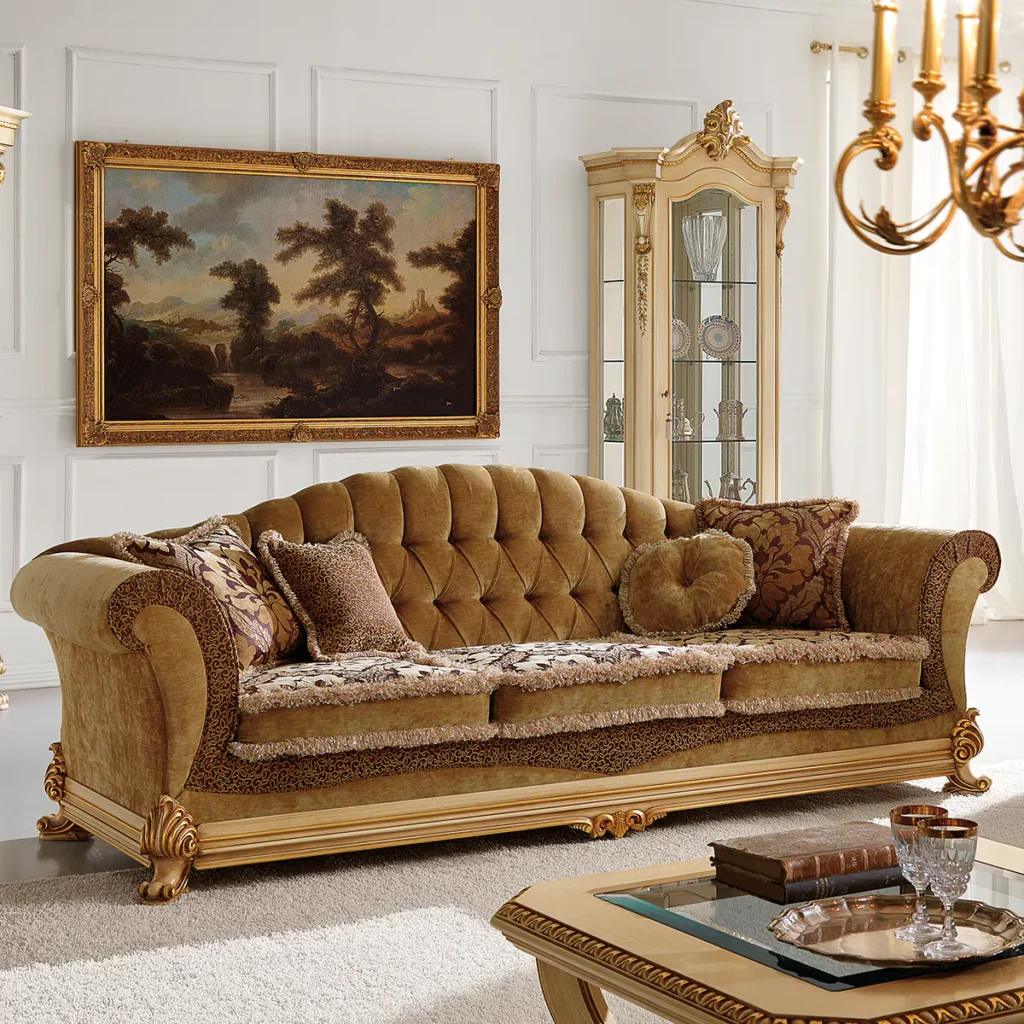 Divano di design artigianale in elegante soggiorno, con decorazioni classiche e dettagli raffinati.