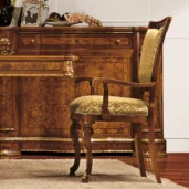 Poltroncina Reale in legno intagliato.