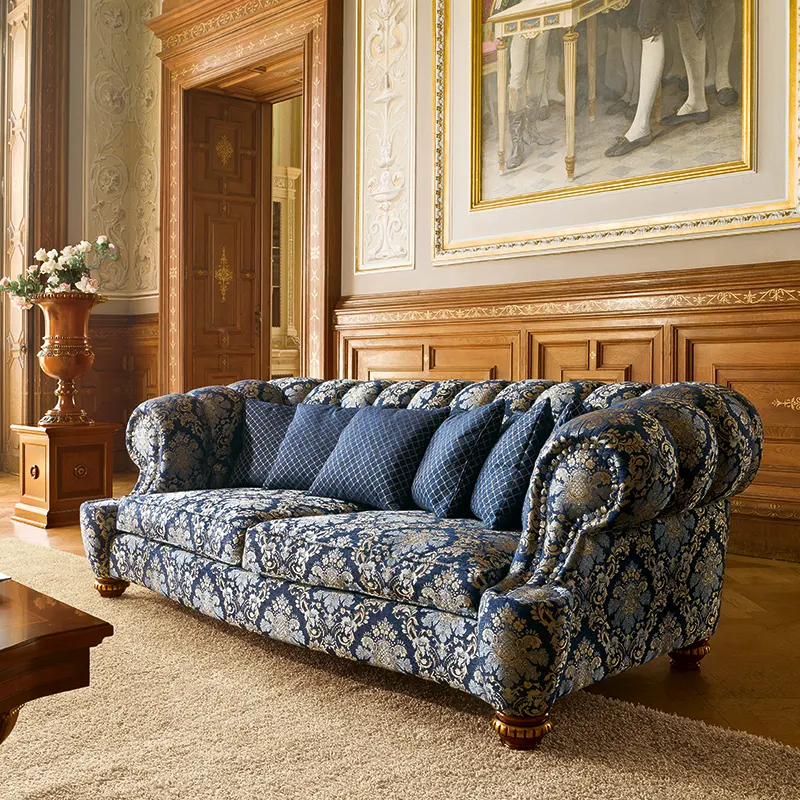Divano artigianale di lusso blu a motivi floreali in salotto elegante, design su misura.