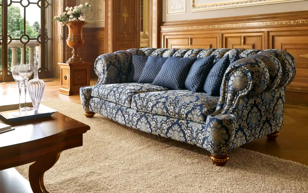 Divano di lusso blu con decorazioni floreali in elegante soggiorno in legno, design artigianale su misura.