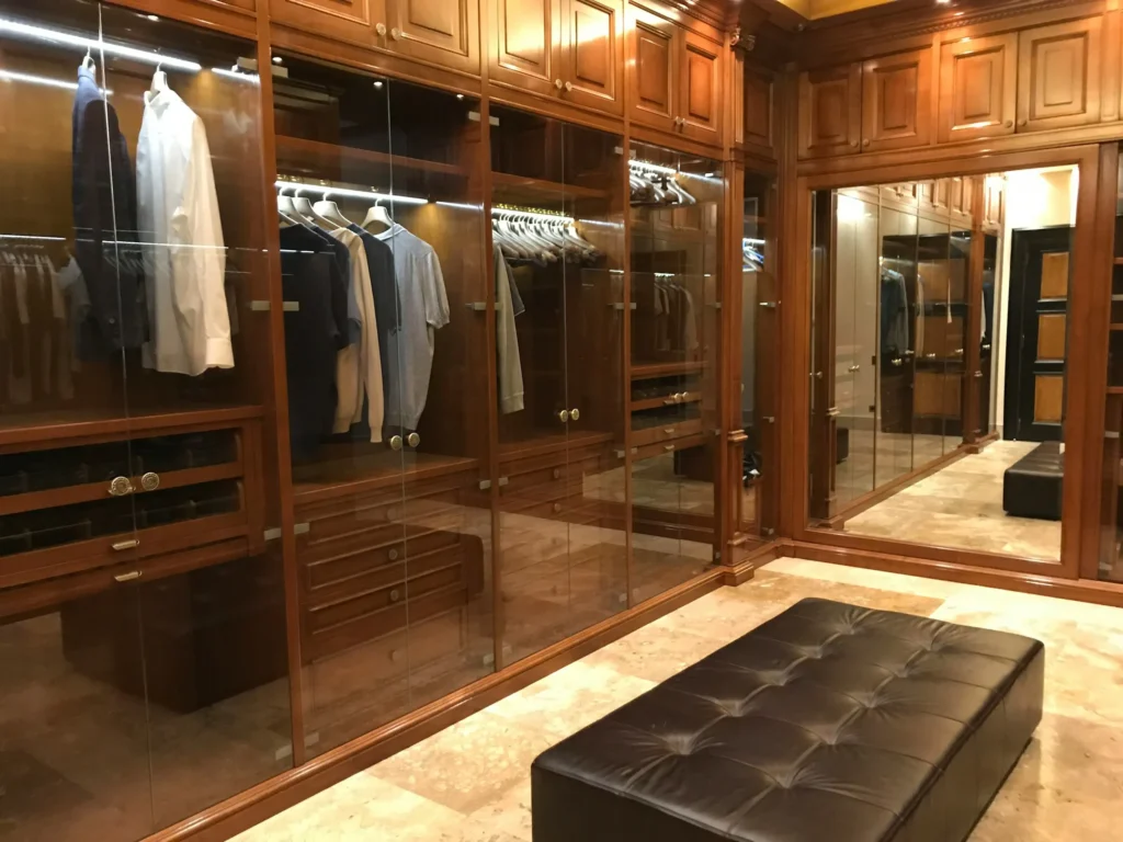 Bespoke Walk-in Closets, Handcrafted in Italy Cabina armadio su misura in legno pregiato con ante a specchio e illuminazione interna