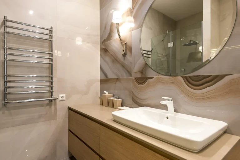 Bagno di lusso con lavabo elegante e design italiano raffinato. Mobili moderni e dettagli di qualità superiore.