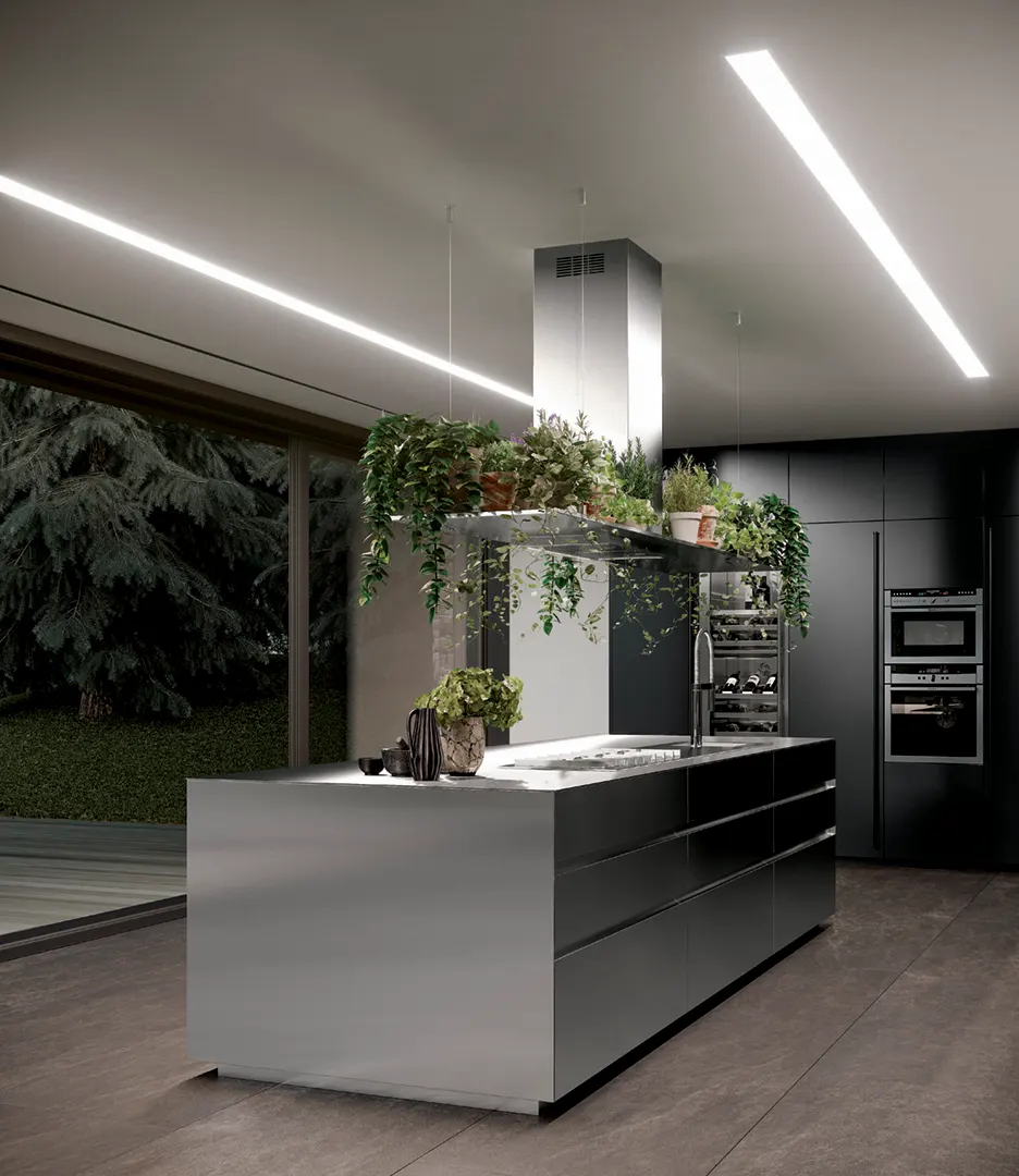 Cucina moderna con isola in acciaio inox