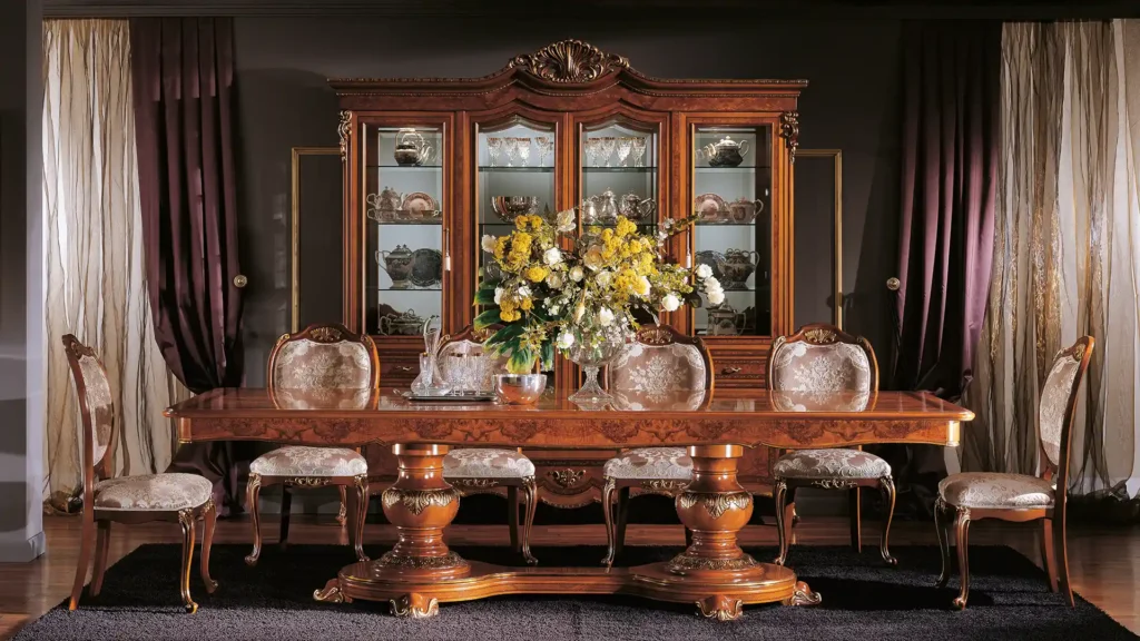 Sala da pranzo elegante con mobili in legno intagliato e sedie imbottite. Design artigianale su misura.