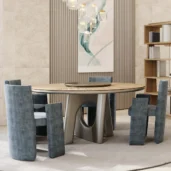 Tavolo da pranzo di lusso con sedie in velluto blu, design moderno italiano, ambiente elegante e raffinato.