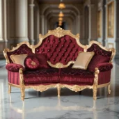 Ein luxuriöses Sofa mit goldenem Gestell und rotem, gestepptem Bezug, verziert mit goldenen und roten Kissen, platziert in einem eleganten Raum mit Marmorboden, Säulen und Wandleuchten.
