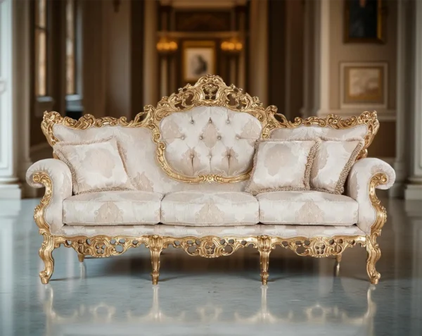 Divano lussuoso con dettagli dorati e rivestimento beige a motivo floreale, schienale trapuntato e cuscini decorativi, ambientato in uno spazio elegante con pavimento in marmo e colonne