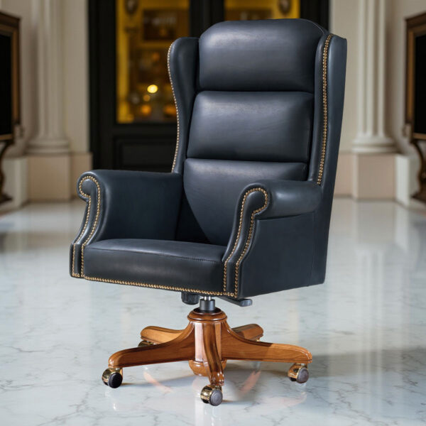 Poltrona direzionale wingback in pelle nera con schienale a orecchioni, braccioli a voluta e borchie dorate lungo il profilo, base girevole in legno con ruote.