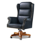 Poltrona direzionale wingback in pelle nera con schienale a orecchioni, braccioli a voluta e borchie dorate lungo il profilo, base girevole in legno con ruote.