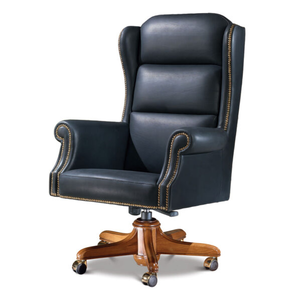 Poltrona direzionale wingback in pelle nera con schienale a orecchioni, braccioli a voluta e borchie dorate lungo il profilo, base girevole in legno con ruote.