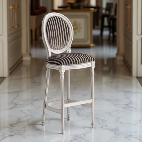 Sgabello da bar alto in legno bianco laccato con schienale ovale e rivestimento in velluto a righe grigie e crema