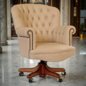 Poltrona da ufficio in pelle beige con base in legno