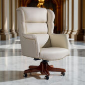 Poltrona da ufficio in pelle beige con schienale alto, base in legno e borchie decorative