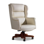 Sedia da ufficio in pelle beige con schienale alto, base in legno e borchie decorative