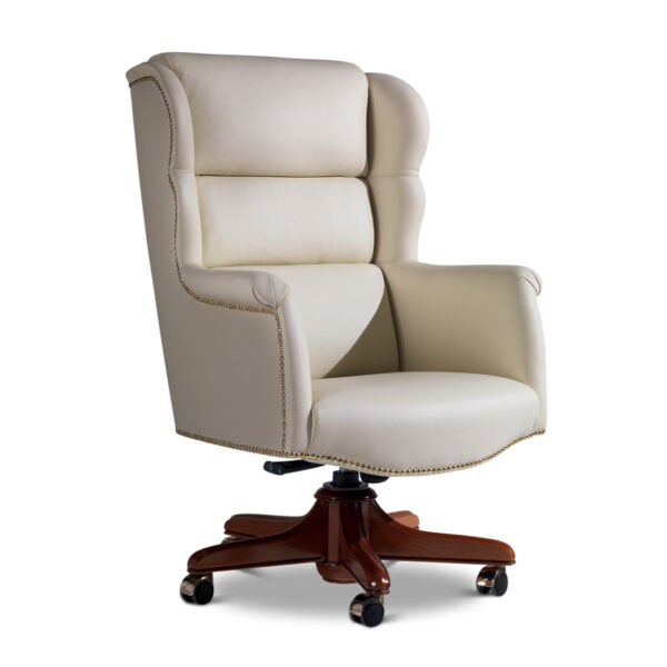 Sedia da ufficio in pelle beige con schienale alto, base in legno e borchie decorative