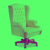 Poltrona da ufficio wingback in pelle beige con base in legno