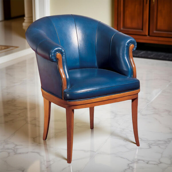 Poltrona Bellagio in pelle blu con schienale avvolgente, braccioli arrotondati su supporti in legno e gambe in legno massello.