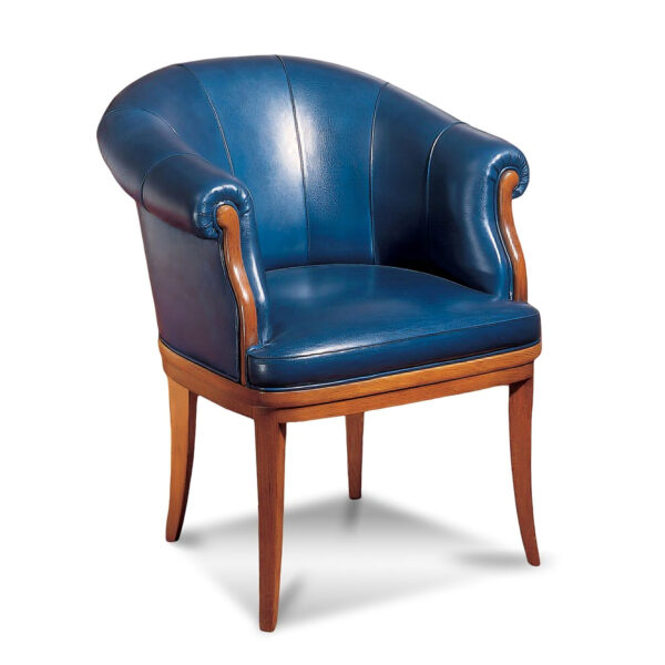 Poltrona Bellagio in pelle blu con schienale avvolgente, braccioli arrotondati su supporti in legno e gambe in legno massello.