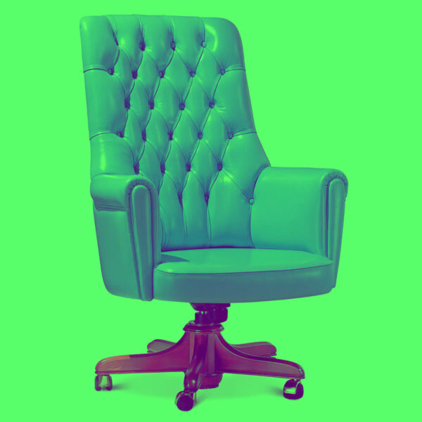 Poltrona da ufficio in pelle blu con schienale trapuntato e base in legno