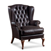 Sedia da lettura classica in pelle nera con schienale trapuntato e borchie decorative