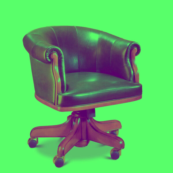 Poltrona da ufficio in pelle verde con braccioli curvi e base in legno