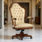 Poltrona da ufficio classica di lusso in pelle beige con struttura in legno intagliato
