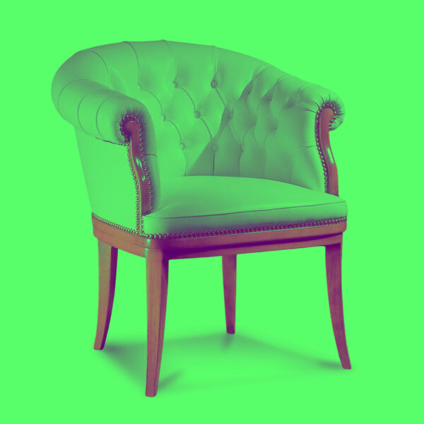 Poltrona in pelle bianca trapuntata con struttura in legno scuro e borchie decorative