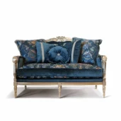 Divano di lusso stile barocco in velluto blu con struttura artigianale intagliata e cuscini decorativi, perfetto per ambienti eleganti.