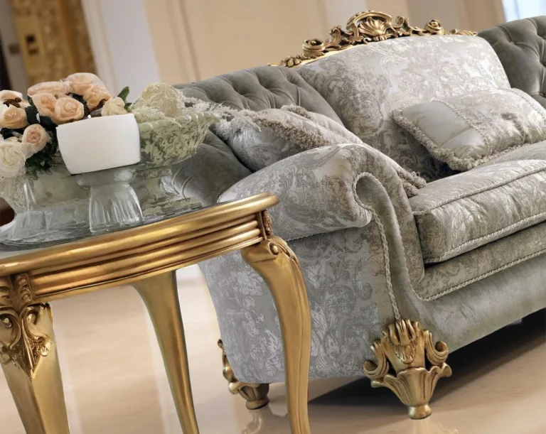 Salone arredamento classico con divano di lusso a tre posti in stile barocco con tessuto damascato floreale e dettagli dorati intagliati.