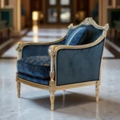Poltrona di lusso in velluto blu con dettagli dorati, stile classico ed elegante per soggiorno o studio raffinato.