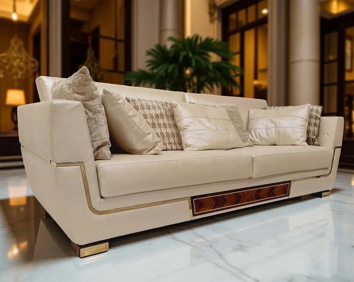 Divano di lusso in pelle con dettagli in legno e inserti dorati, stile moderno con influenze classiche.