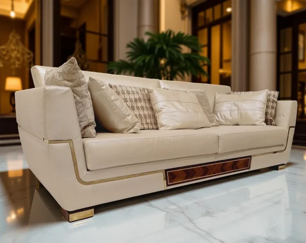 Divano di lusso in pelle con dettagli in legno e inserti dorati, stile moderno con influenze classiche.