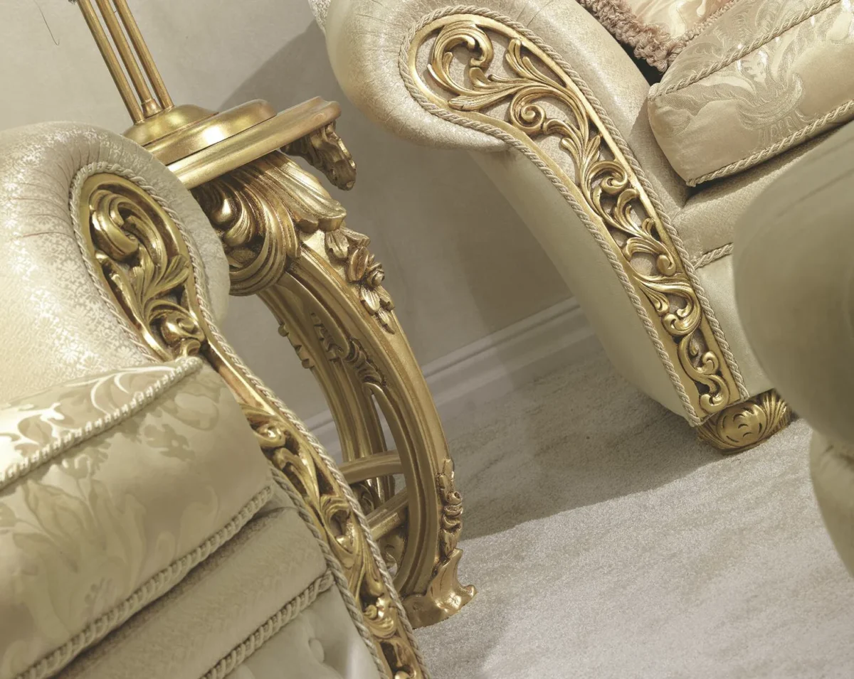Divano angolare di lusso in velluto grigio chiaro con dettagli dorati e cuscini decorativi, ambientato in un elegante salone classico.
