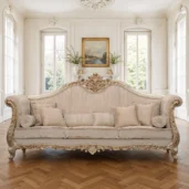 Barockstil-Sofa mit goldenen Schnitzereien und cremefarbener Polsterung in einem klassischen eleganten Wohnzimmer