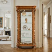 Vetrina di lusso in legno lucidato con intagli classici e dettagli dorati, ante in vetro, schienale specchiato e ripiani in vetro; ideale per salotto e sala da pranzo.