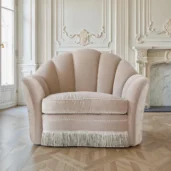 Poltrona lounge in velluto cipria a conchiglia con cordonetto e frange, stile Art Déco.