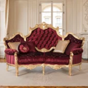 Divano barocco di lusso con intagli dorati e rivestimento in velluto rosso, perfetto per ambienti eleganti