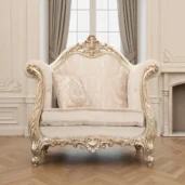 Barockstil-Sessel mit cremefarbener Polsterung und handgeschnitzten goldenen Details in einem klassischen Wohnzimmer