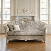 Divano classico di lusso con struttura sagomata, dettagli dorati e rivestimento damascato crema, ideale per ambienti raffinati