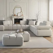 Divano modulare moderno di lusso con rivestimento bianco e cuscini coordinati, ideale per ambienti contemporanei