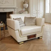 Poltrona elegante color crema con inserti in legno e finiture dorate in un ambiente classico raffinato
