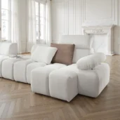 Divano modulare moderno di lusso con rivestimento bianco e cuscini coordinati, ideale per ambienti contemporanei
