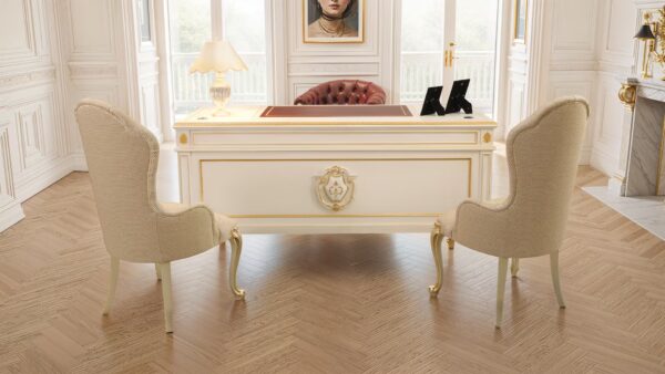 Scrivania direzionale classica bianco e oro con piano in pelle bordeaux e intagli dorati; poltrona girevole in pelle capitonné in studio di lusso luminoso